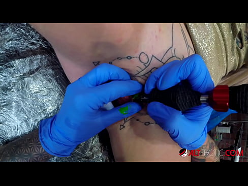 ❤️ Sully Savage mai tsananin jarfa ta yi tattoo a kan kwarin ta Batsa vk ️❤
